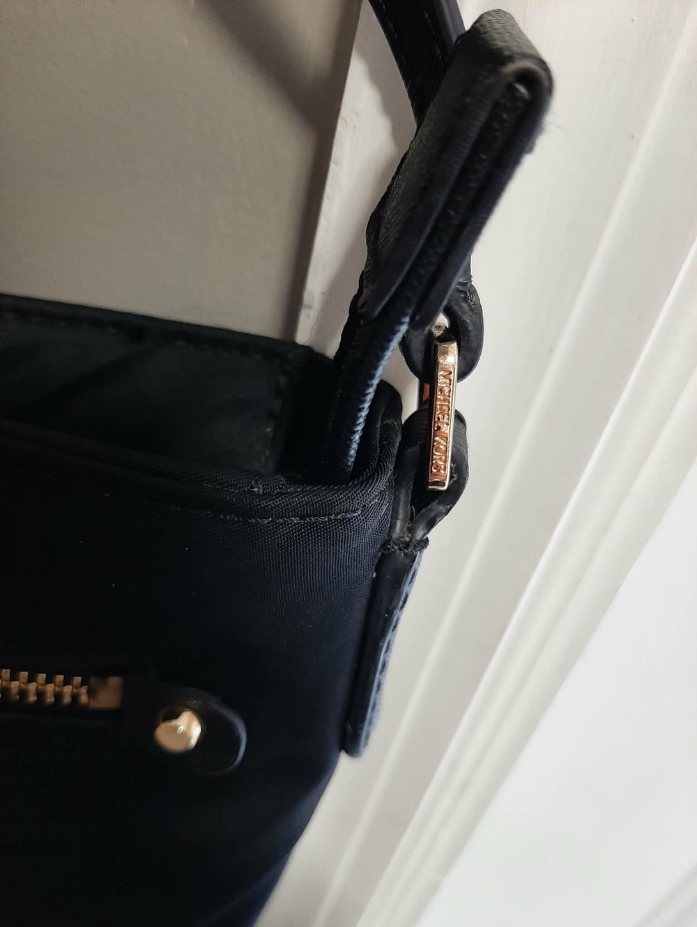 MICHAEL KORS "Kelsey" Large Black Nylon Crossbody Swingpack Bag w/ Gold Fixtures - Picture 2 of 10